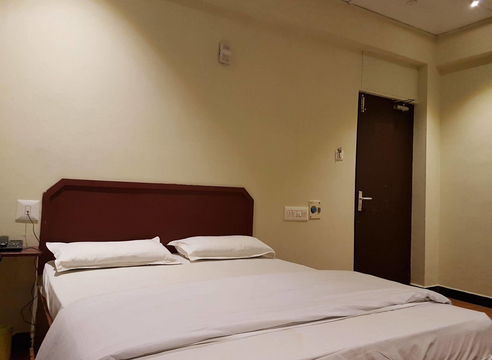 Deluxe Hotel Chennai Exterior foto