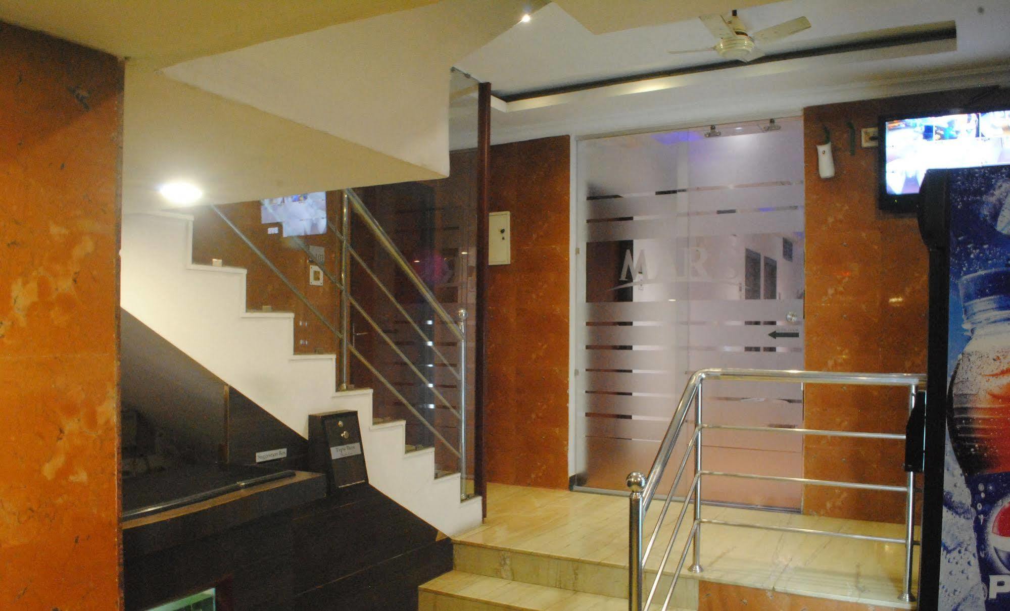 Deluxe Hotel Chennai Exterior foto