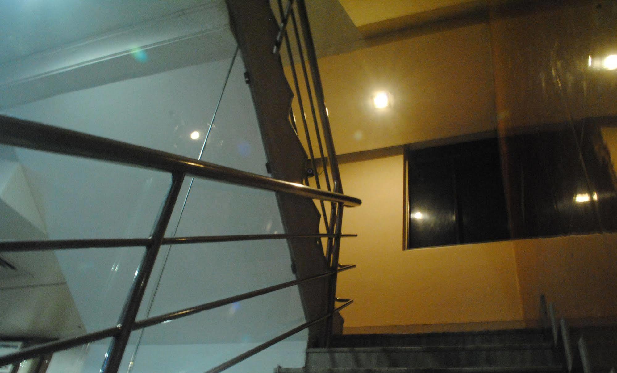 Deluxe Hotel Chennai Exterior foto